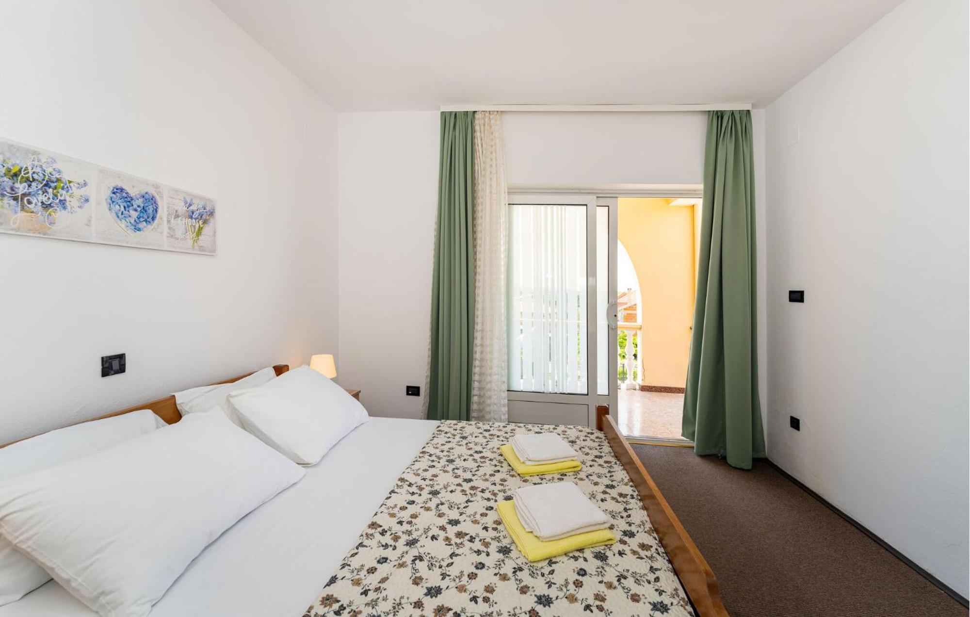 Beautiful Apartment In Galovac With Kitchen Kültér fotó
