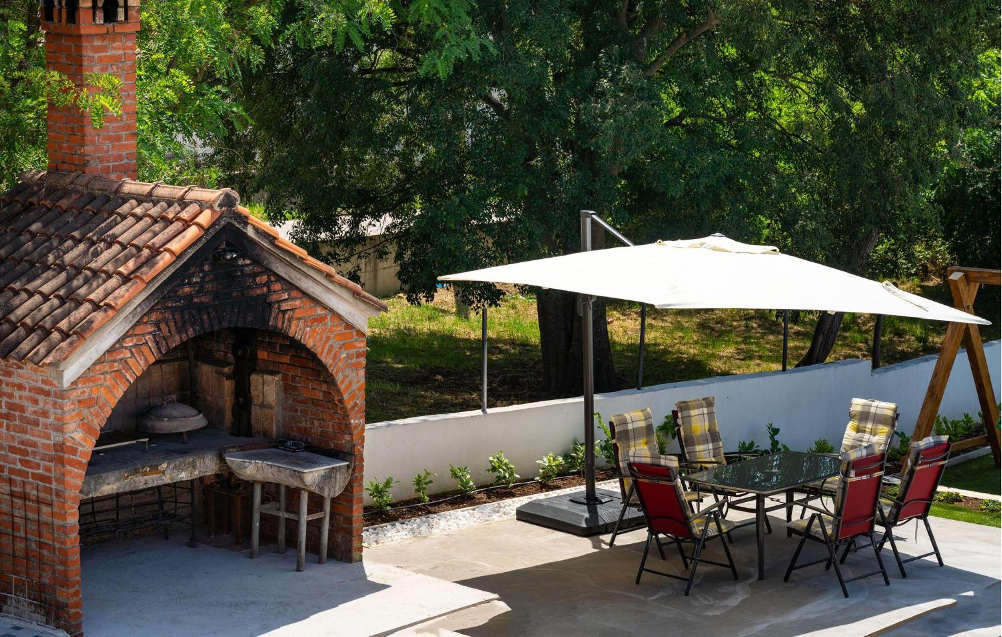 Beautiful Apartment In Galovac With Kitchen Kültér fotó